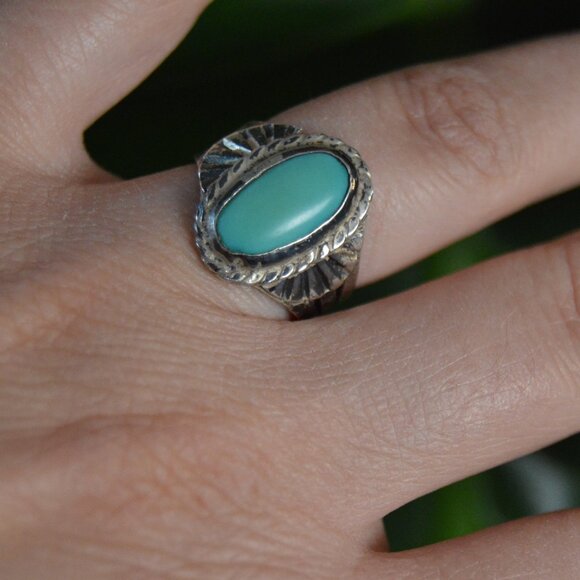 Vintage Navajo Sterling Silver and Turquoise Ring, Size 6.75 - Picture 4 of 9